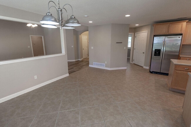 Building Photo - 6900 Madison Creek Dr