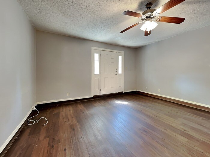 Building Photo - 1810 Hemlock Dr