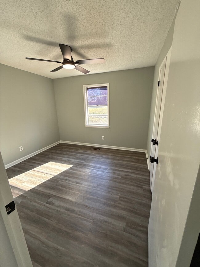 Building Photo - 102 Honeysuckle St