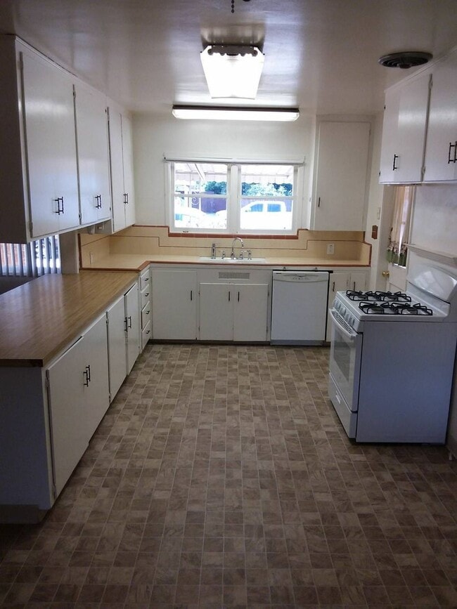 Building Photo - 121-123 Poole St