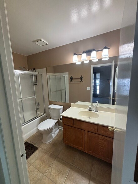 Building Photo - 517 Woodcrest Dr