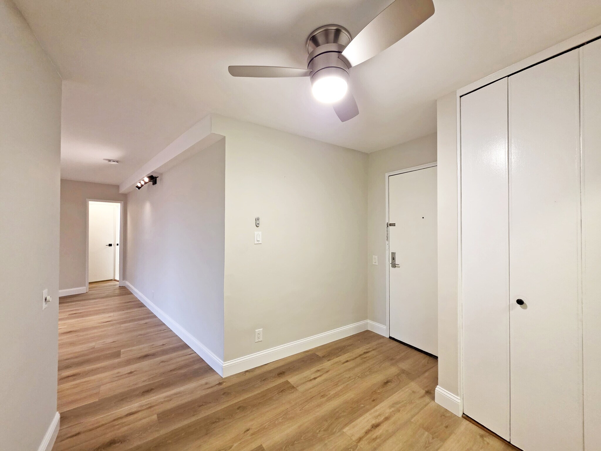Building Photo - 2400 Hudson Terrace