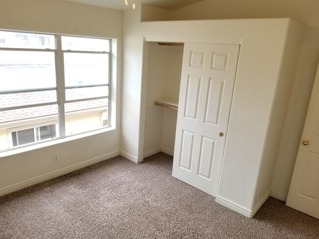 Building Photo - Westside 4 Bed, 2.75 Bath Townhouse w/Gara...