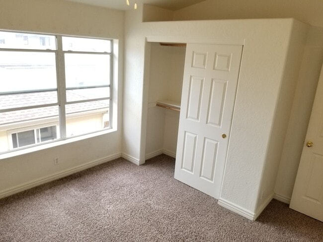 Building Photo - Westside 4 Bed, 2.75 Bath Townhouse w/Garage Next to NAU & CCC! Students OK! Avail. July 10th!