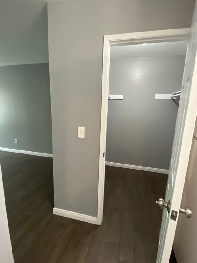 Building Photo - 2BD / 1BA Apartment with AC and parking in Mission Valley!