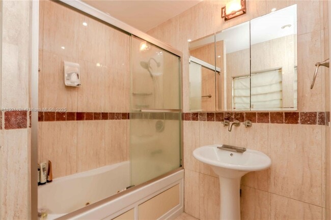 Building Photo - 1700 SW 14th Ave