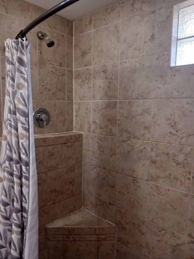 Building Photo - Charming 3 Bedroom, 2 Bathroom Home for Re...