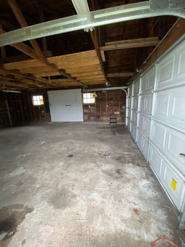 Building Photo - 15721 Main St E