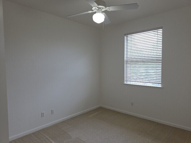 Building Photo - Beautiful house for rent in Folsom 4 bd 3 bath 1920 sq feet