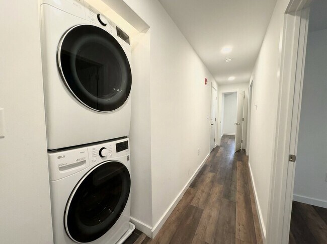 Building Photo - 451 Green Ln