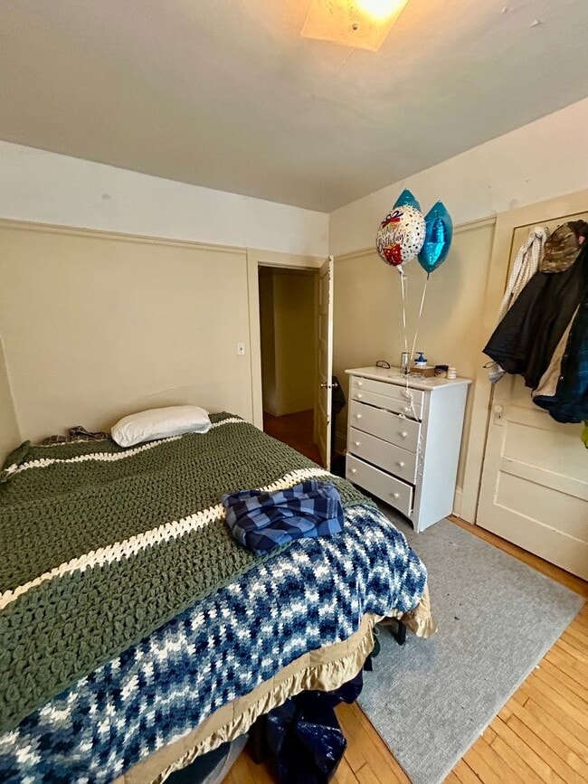 Building Photo - AVAILABLE JUNE 1ST -  Huge 6 Bed 2.5 Bath Home Close to campus!