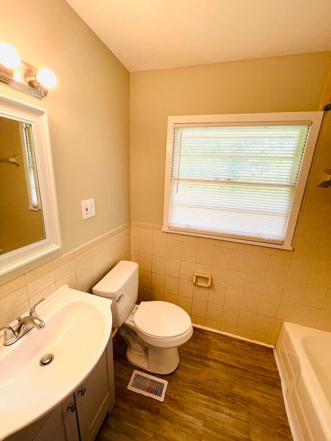 Building Photo - ** 3 Bed 2 Bath home in Forest Hills ** Ca...
