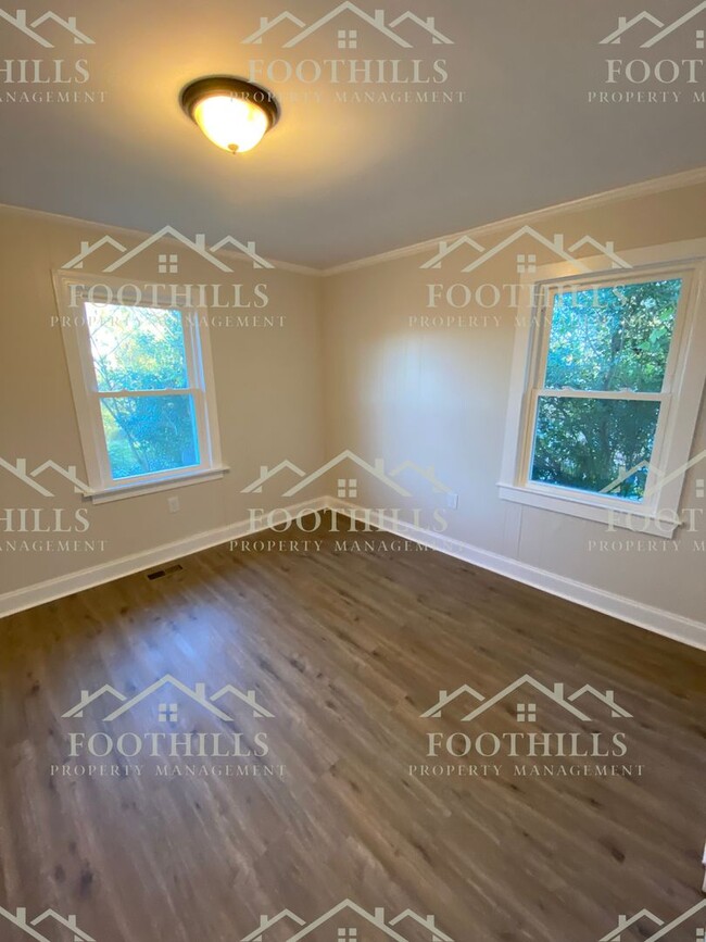 Building Photo - Fully Renovated 3-Bedroom Home - Walking D...