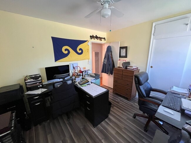 Building Photo - 2 bedroom- Located only 6 blocks to the be...