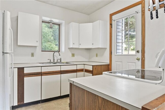 Building Photo - 28 Sandhill Dr