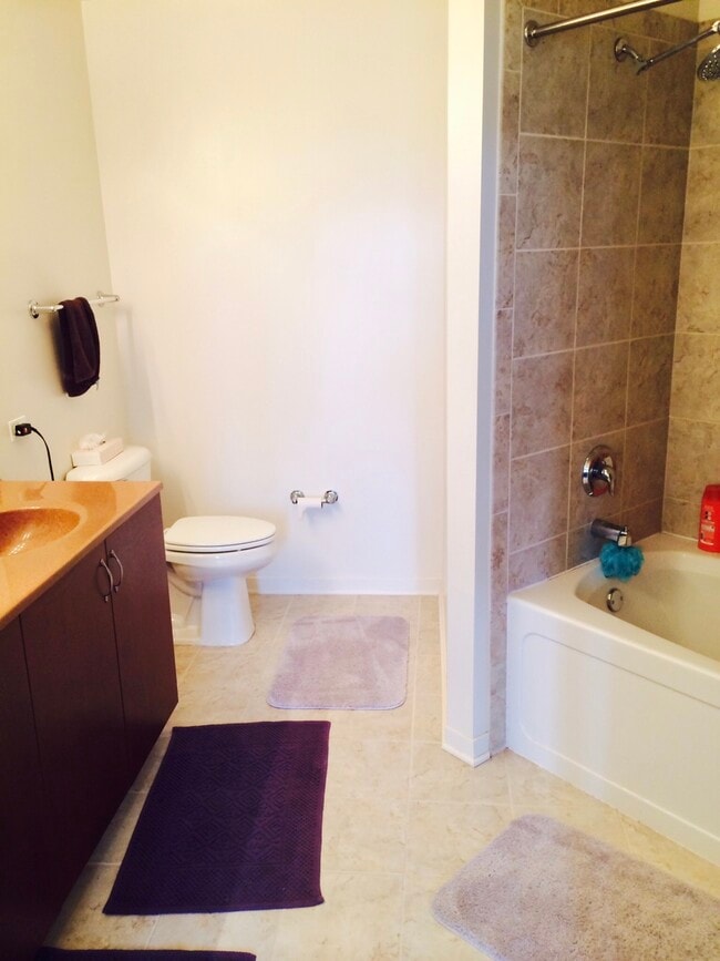 Building Photo - 437 W Division St