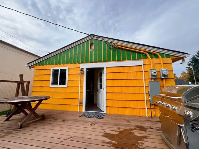 Building Photo - Fully Remodeled 1 BD + Loft