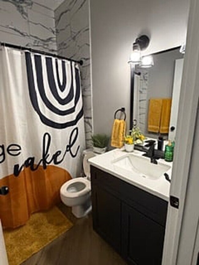 Building Photo - Luxurious 2-Bedroom Apartments with Modern Flair and Parkside Living!