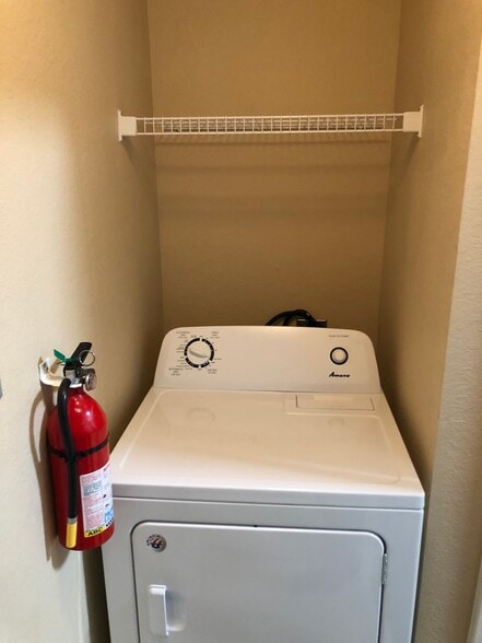 Building Photo - 5475 Vineland Rd