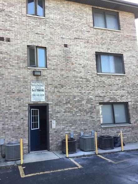 paved lot in back for parking - 3121 S Harlem Ave