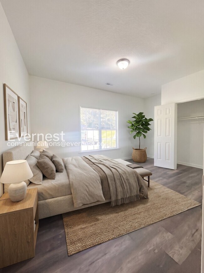 Building Photo - 3 Bed, 2 Bath Home with Off-Street Parking / Available Now!