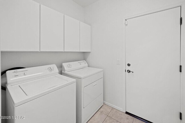 Building Photo - Lovely 4 bedroom, 2 bath home with 2 car garage