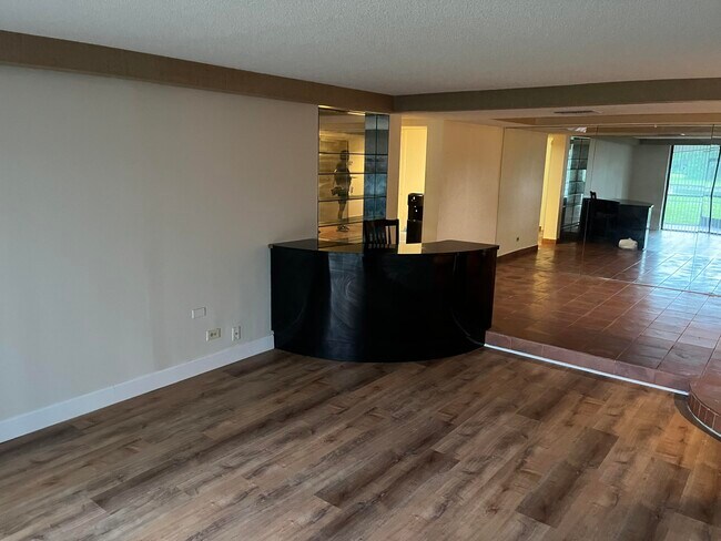 Building Photo - 3760 Inverrary Dr