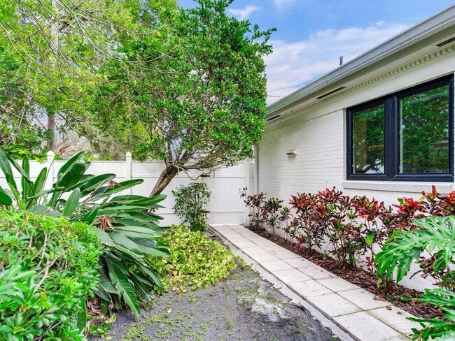 Building Photo - 3401 S Almeria Ave