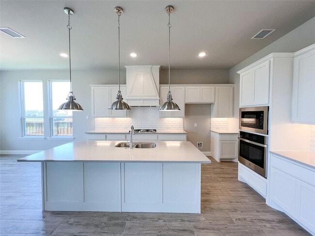 Building Photo - 2201 Essex Ct