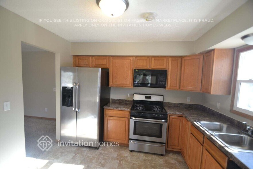 Building Photo - 8239 Hampshire Ct N