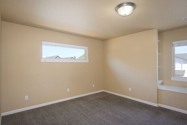 Building Photo - Wonderful 4 bedroom in SE Bend!