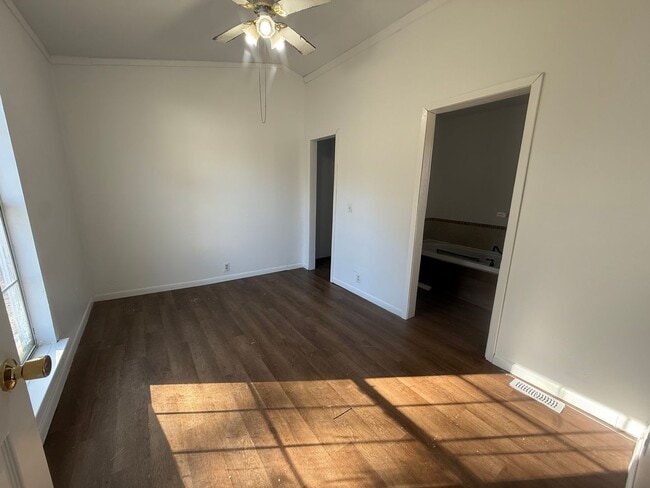 Building Photo - 4-bed, 3-bath, HUGE yard!