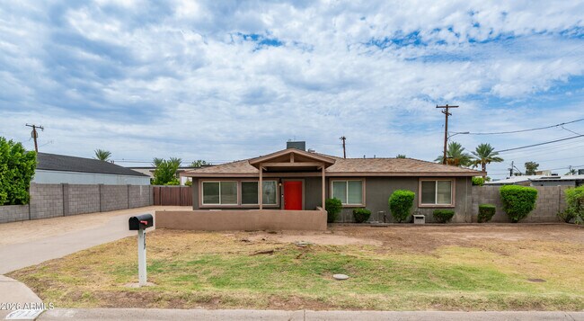 Building Photo - 717 E Palmaire Ave