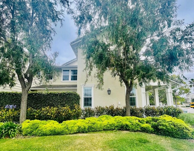 Building Photo - Modern 3 Bed, 3 Bath Living—Style, Comfort...