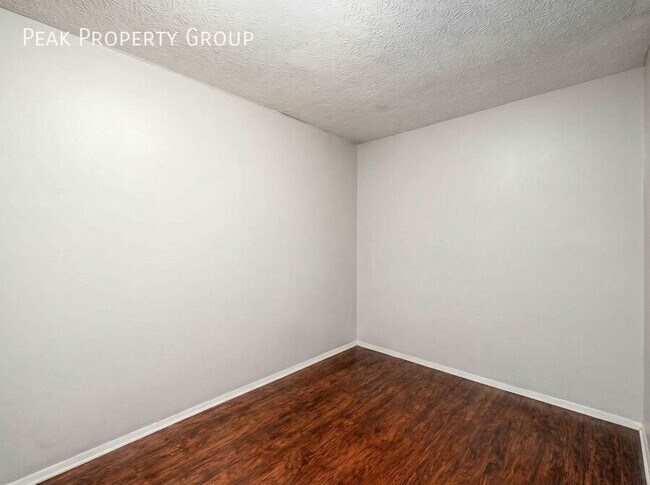 Building Photo - 1393-1395 Summit Street-2 Bedroom