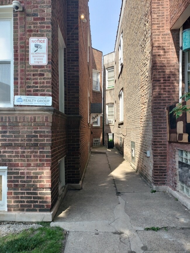Building Photo - 7408 S Eberhart Ave