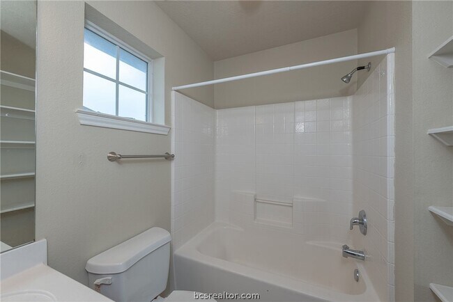 Building Photo - 2909 McLaren Dr