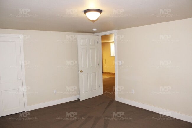 Building Photo - Two Bedroom Duplex with Parking!