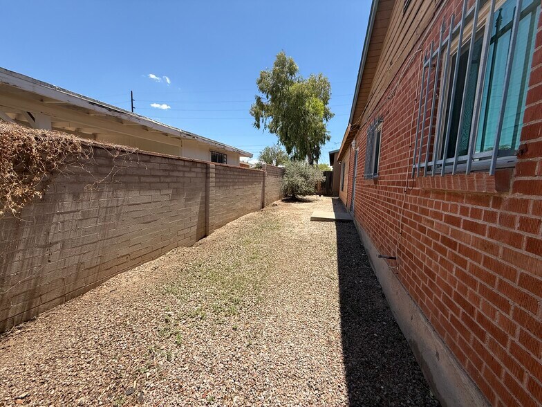 Building Photo - 1328 E Lee St