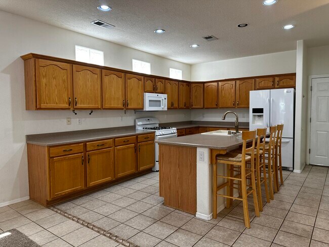Building Photo - 5856 Ermemin Ave