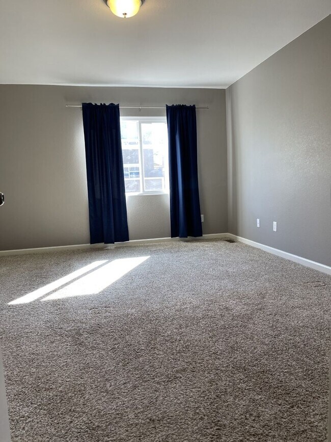 Building Photo - Spacious Two-Story Townhouse