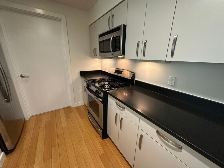 Building Photo - 587 Albany St