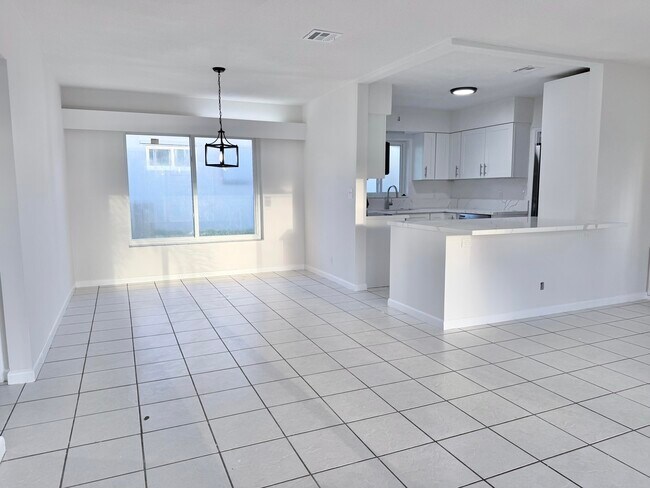 Building Photo - 231 NE 16th Ave