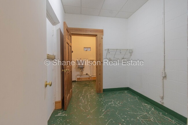 Building Photo - Commercial Property Ideal for Contractor t...