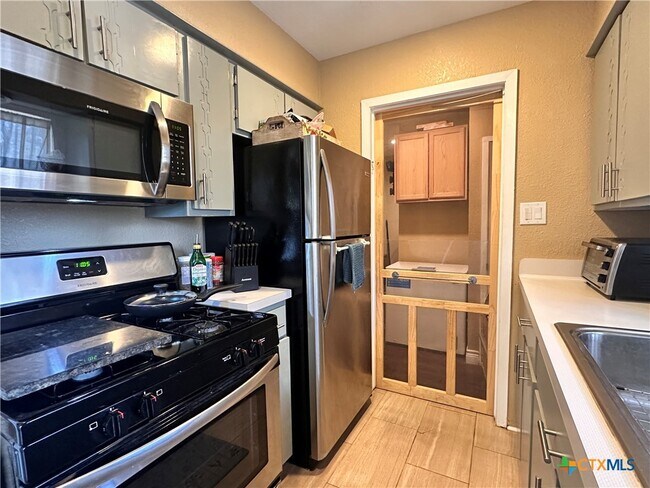 Building Photo - 421 Broadway St