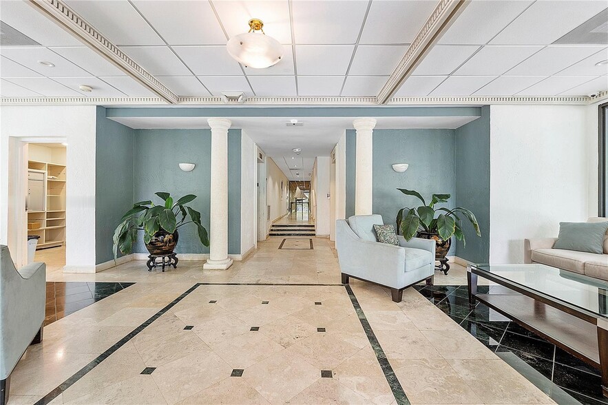 Building Photo - 1600 S Bayshore Ln