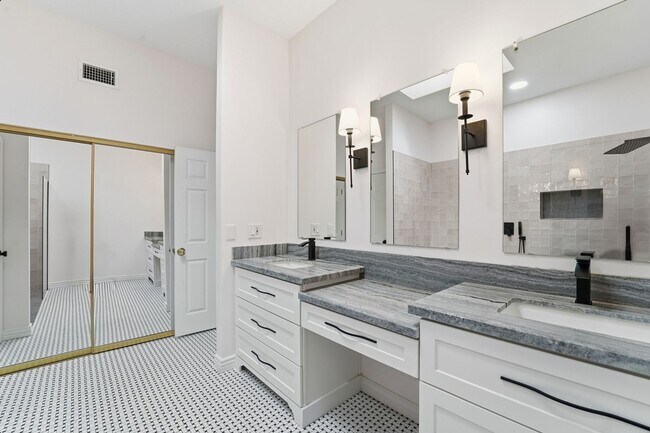 Building Photo - Welcome to this stunning 3-bedroom, 2-bathroom home in the heart of Scottsdale, AZ