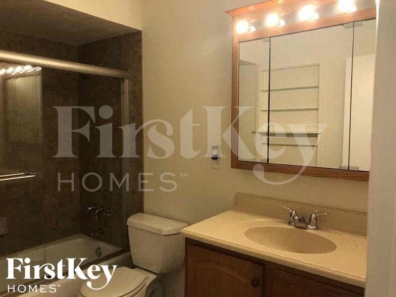 Building Photo - 833 Weeburn St