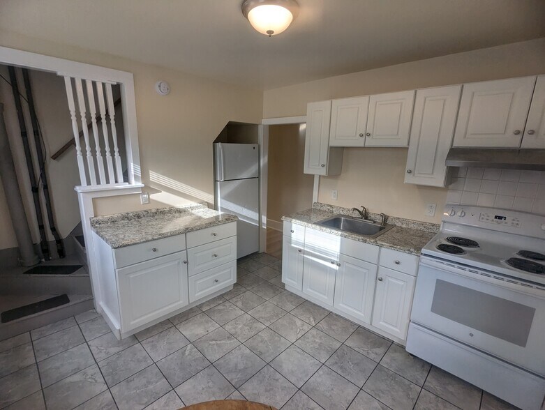 Building Photo - 315 Pleasant St