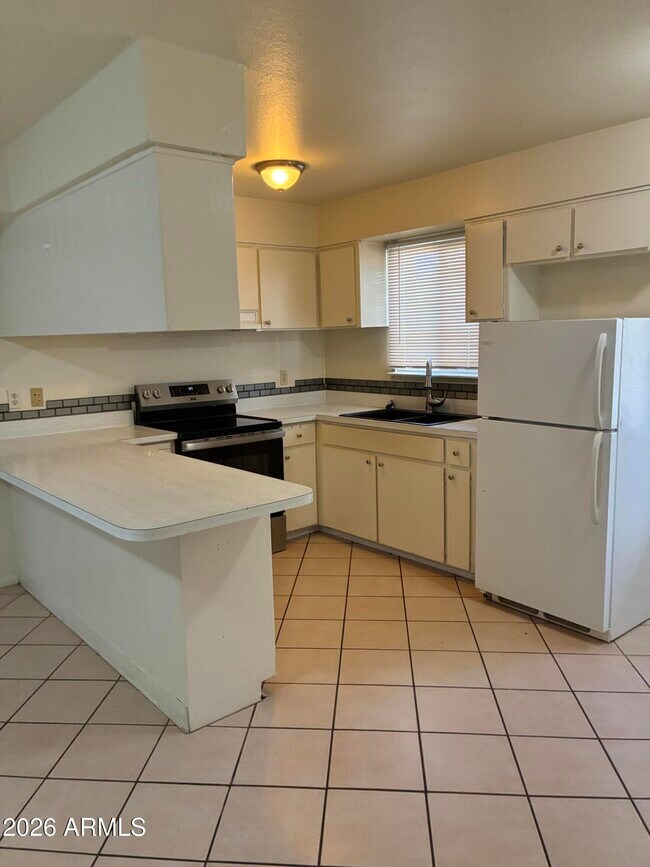 Building Photo - 1439 W Huntington Dr
